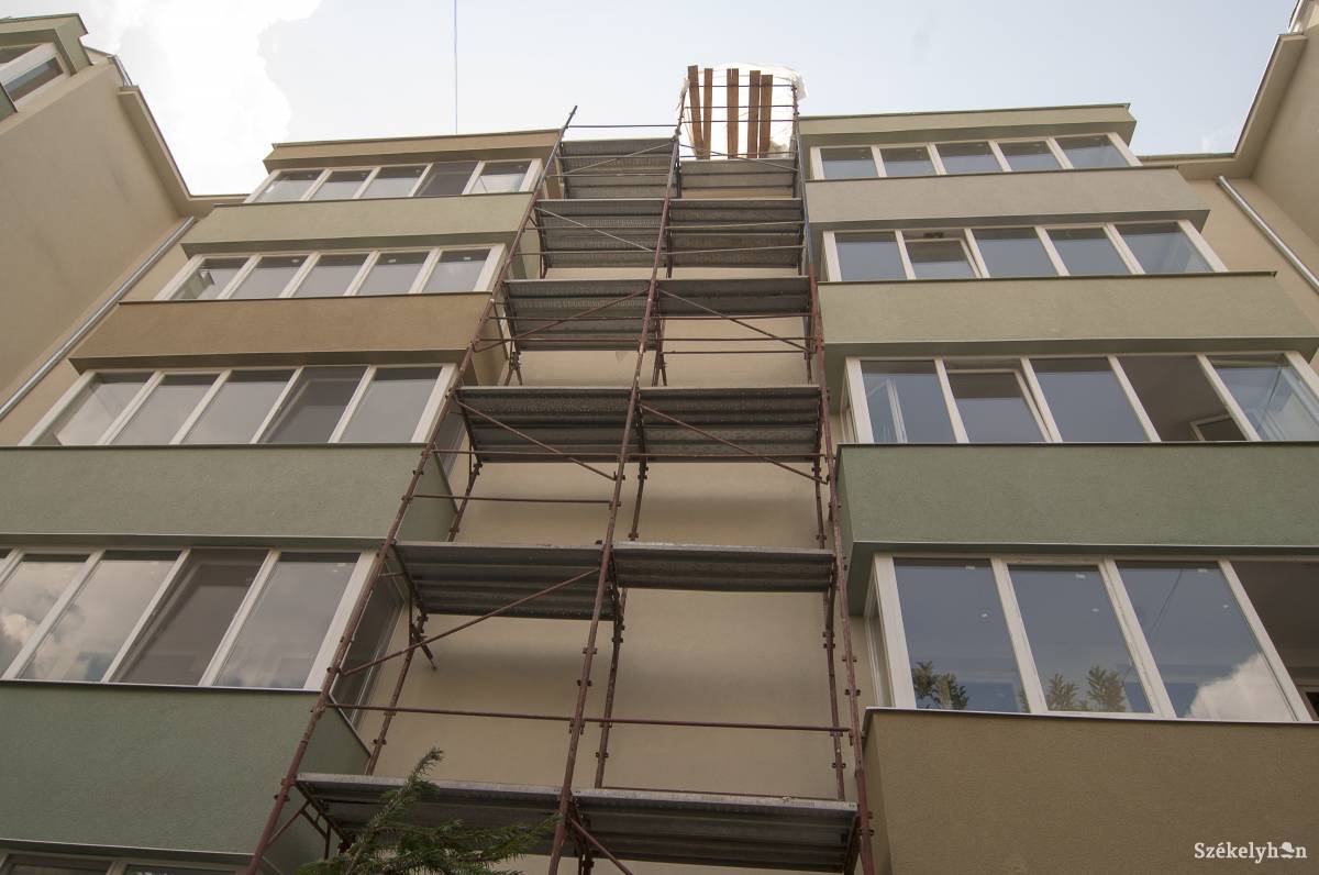 Tömbházak kapnak külső borítást Gyergyószentmiklóson is. Illusztráció •  Fotó: Veres Nándor