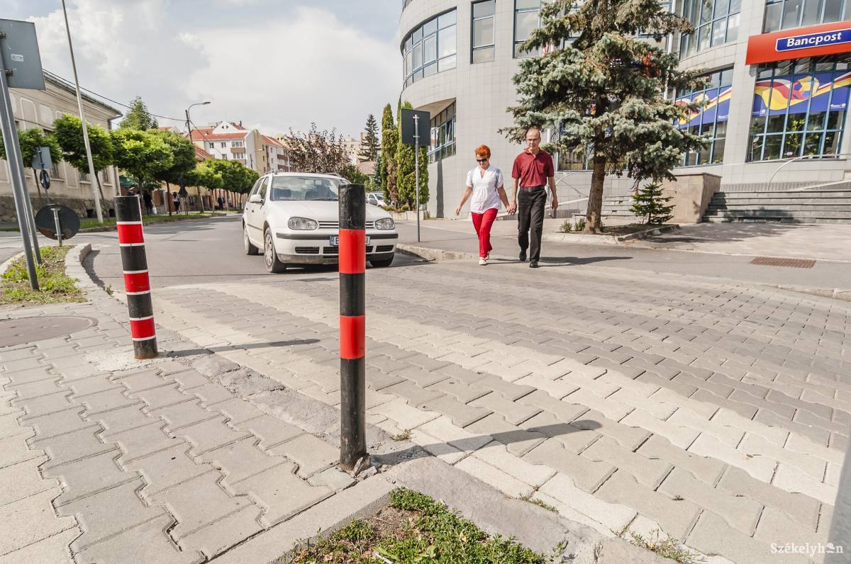 A régi, bezárt Postabank épülete előtt. Ha megvásárolja a városháza, itt is lehet ügyeket intézni. Archív •  Fotó: Veres Nándor