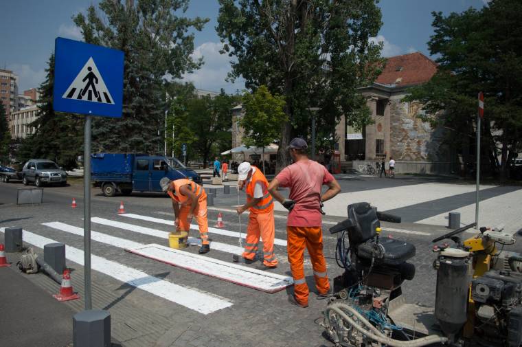 Kifehérednek az útburkolati jelzések