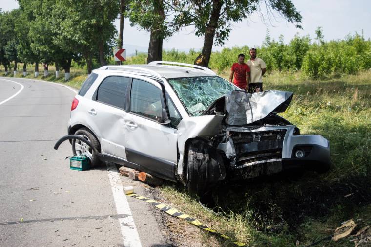 Frontálisan csapódott a fának egy autó