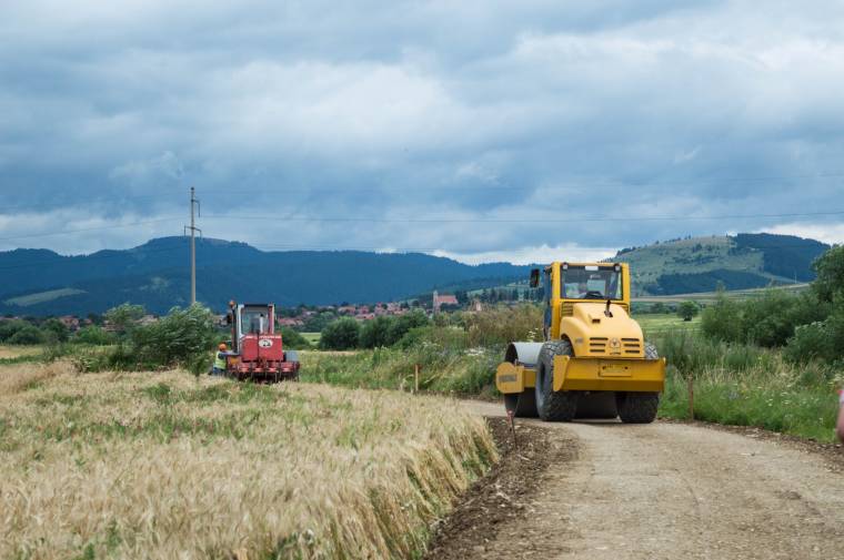 Nemsokára elkészülnek a csicsói makadámúttal