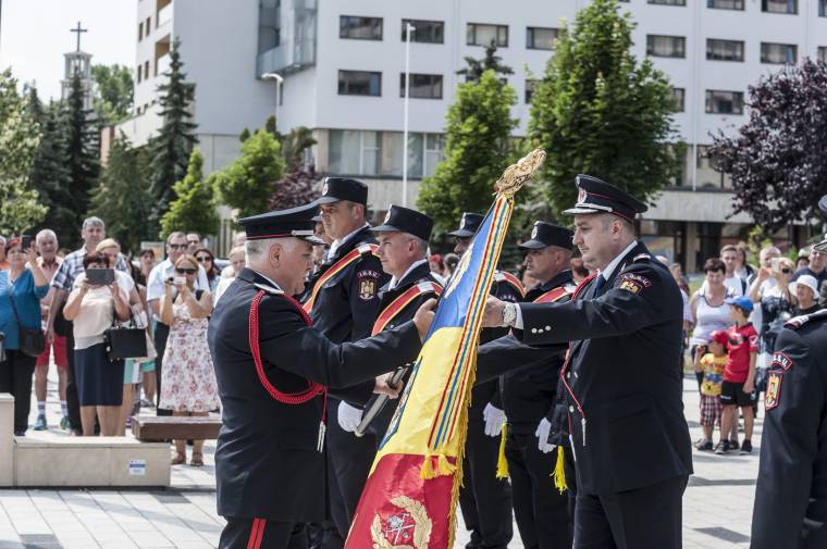 Átadta a harci lobogót a dandártábornok