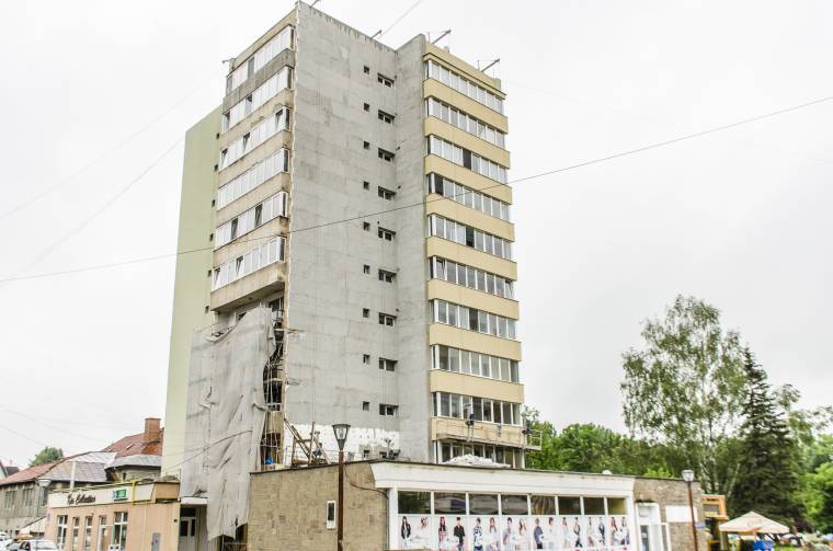 Hőszigetelés: áznak a tömbházak, a városvezetés kész a szerződésbontásra