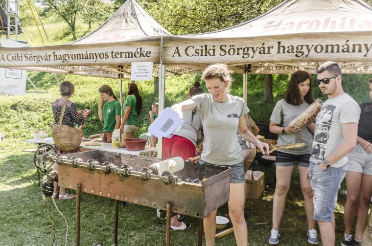 Ünnepi étkek – Kürtőskalácssütő versenyt rendeztek Csíkdánfalván