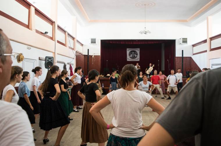 Festői helyszíneken táboroznak a táncosok