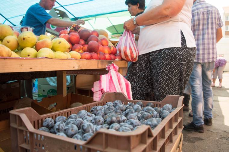 Az árusok panaszkodnak, a vásárlók kivárnak