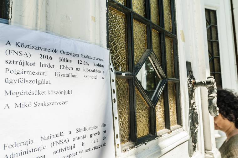Nem adják fel a sztrájkoló közszolgák