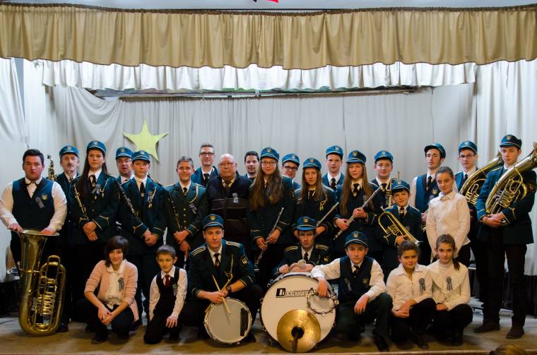 Fúvószenekar rezesbandamúlttal