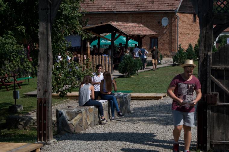 Hidat verni magyar és magyar között versekből, barátságból