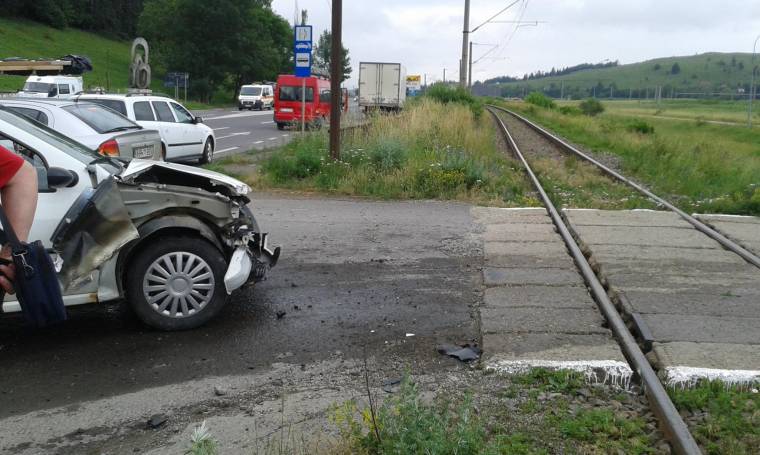 Magas fű és figyelmetlenség – autót sodort el a vonat a zsögödi vasúti átjárónál