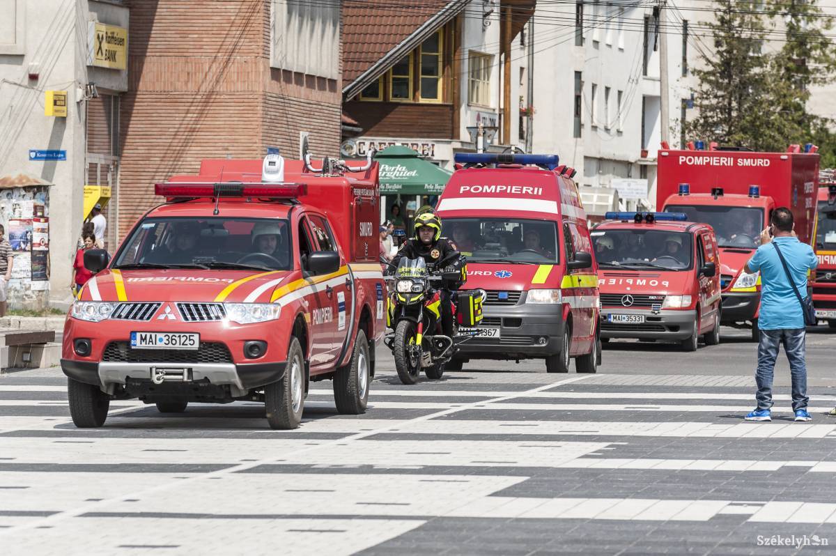 Felvonulnak a tűzoltó- és mentőegységek Csíkszereda főterén •  Fotó: Veres Nándor