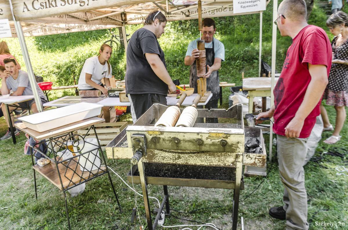 Használatba veszik szombaton a kürtőskalács-sütőket Csíkdánfalván. Archív • Fotó: Gecse Noémi