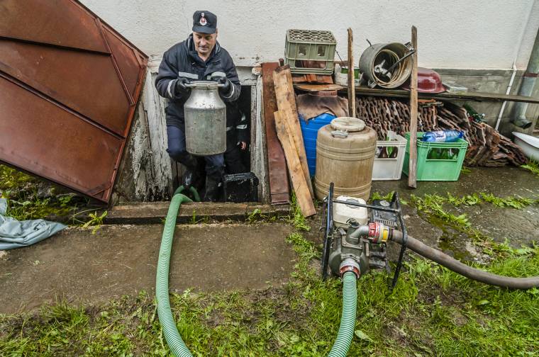 Több mint 1800 hivatásos tűzoltó bevetésére volt szükség az áradások miatt országszerte