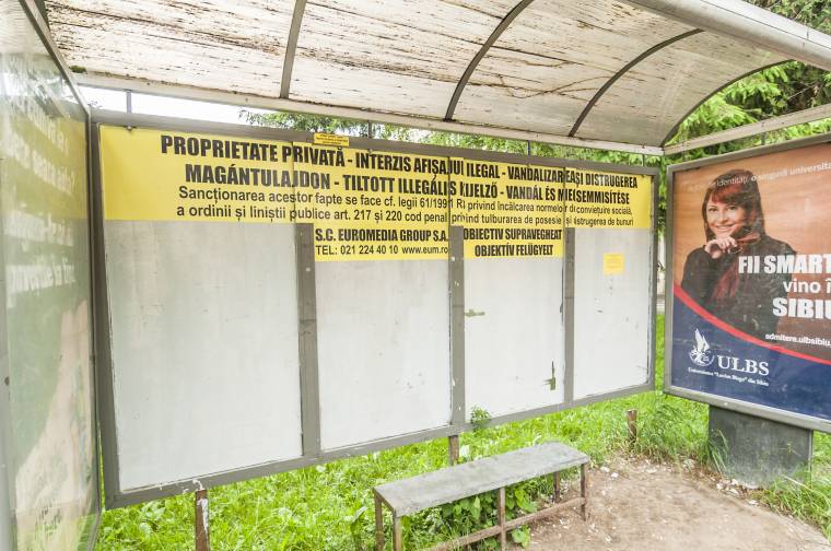 Érthetetlen magyar tájékoztatók a csíki buszmegállókban