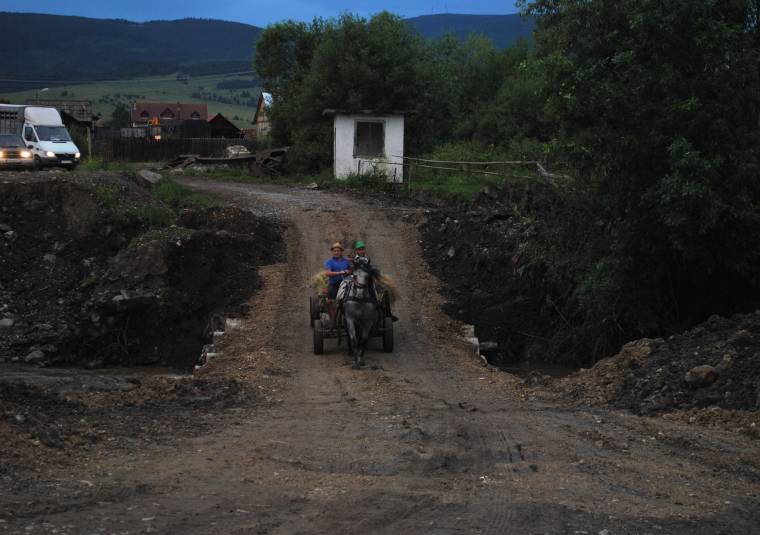 Póthíddal biztosított átjárás Csicsó és Oltfalu között