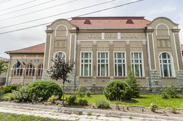 Tanasă nem nyugszik, másodszor is pert indít a csíkszentdomokosi Községháza felirat miatt