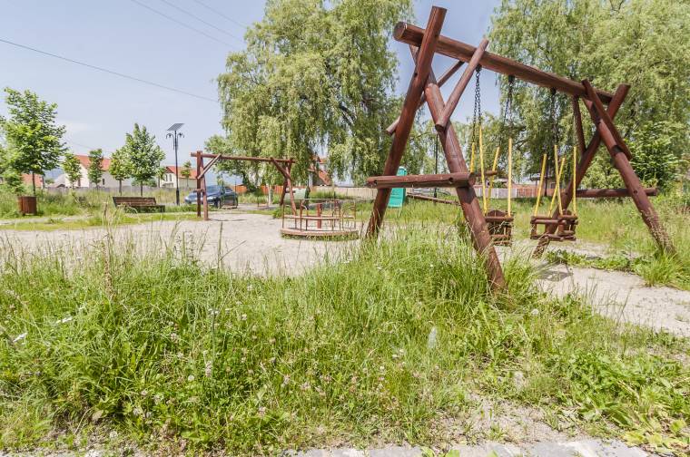 Létszámhiány miatt nem tudnak minden játszótéren füvet nyírni