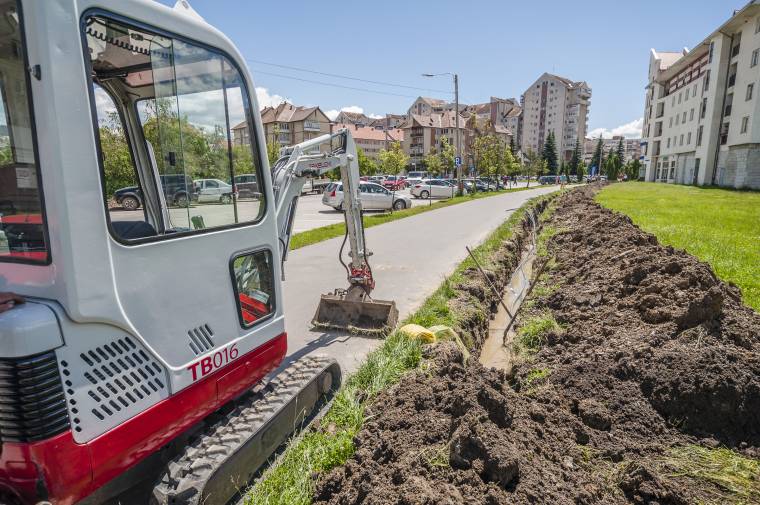 Napelemes lámpákat is kihelyeznek