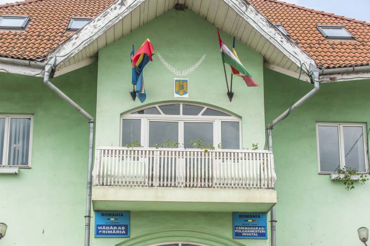Helyén marad a címeres lobogó Csíkmadarason