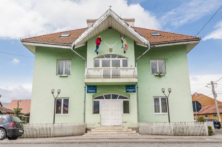 Zászlóügyben egyedül maradt Csíkmadaras polgármestere