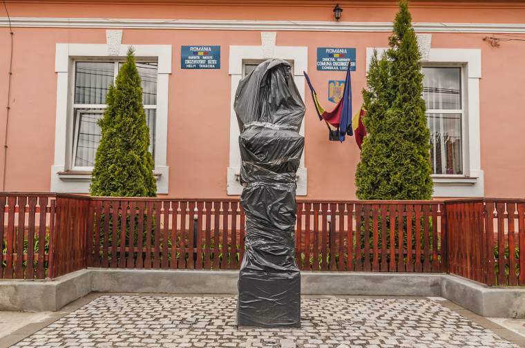 Le van takarva a Gál Sándor-szobor – nem tudni, meddig