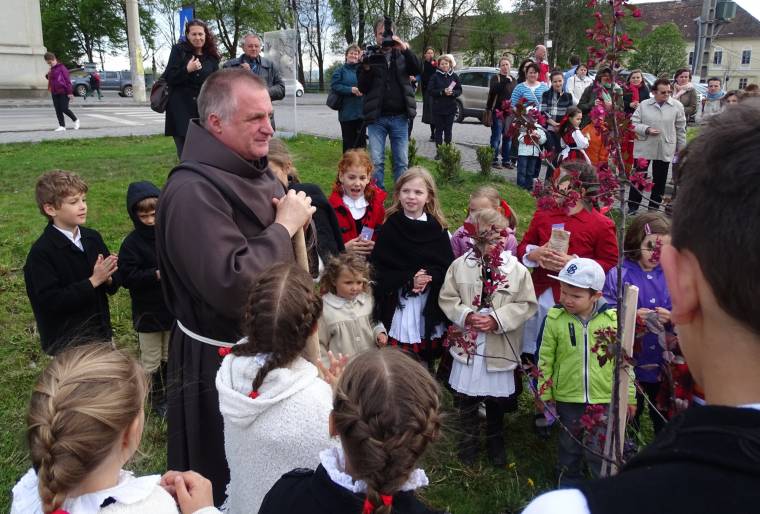 Magukra hagyják az állami gondozottakat, több százezer fiatal szorul a társadalom perifériájára