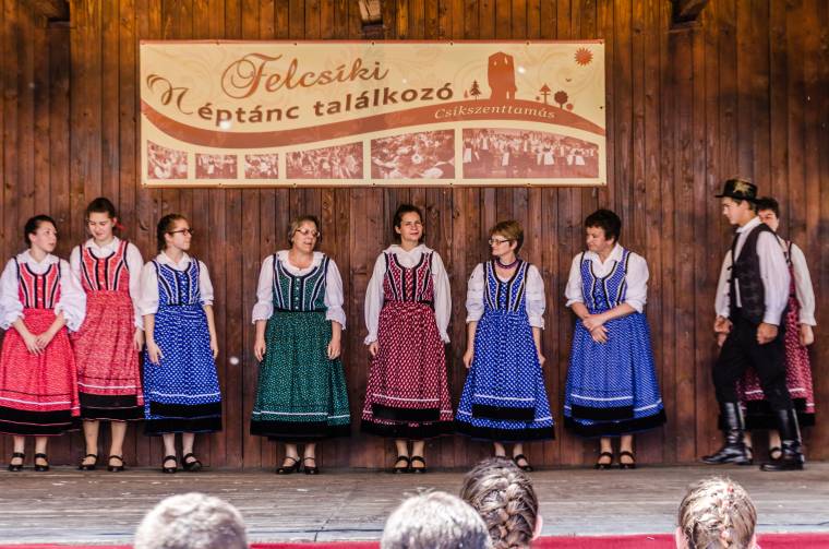Néptáncosok és népzenészek találkoztak Csíkszenttamáson