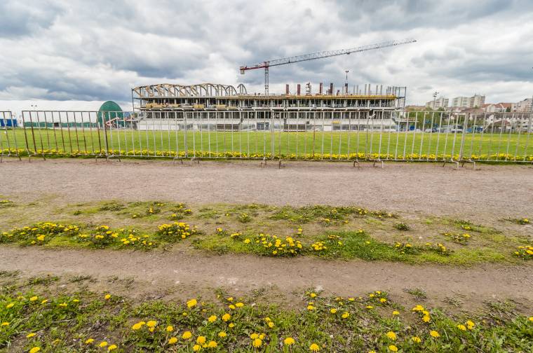 Kevesebb pénzből újul meg a csíkszeredai focipálya és környéke