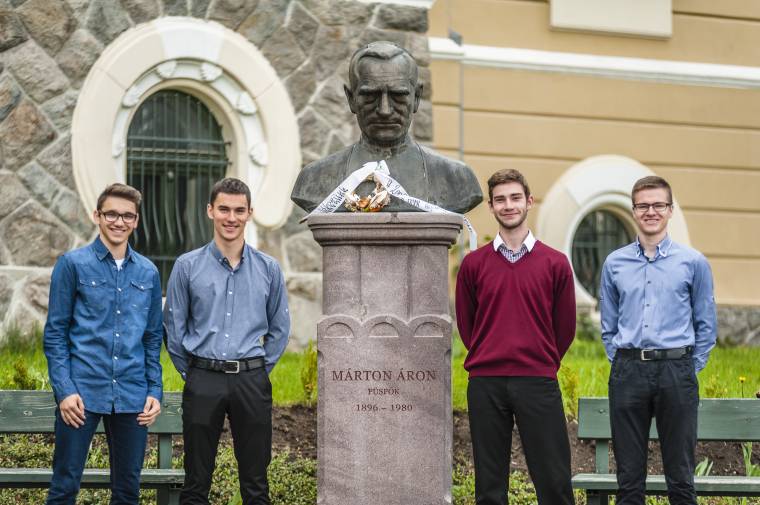 Büszke jelképvivő diákok a búcsús menet élén