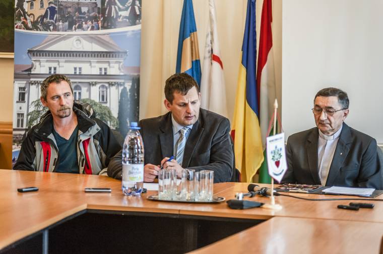 Áder János köztársasági elnök jelenlétében leplezik le a Márton Áron-szoborcsoportot