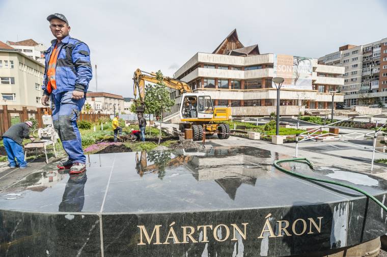 A püspök is megszólal – Vasárnap leplezik le a Márton Áron-szoborcsoportot