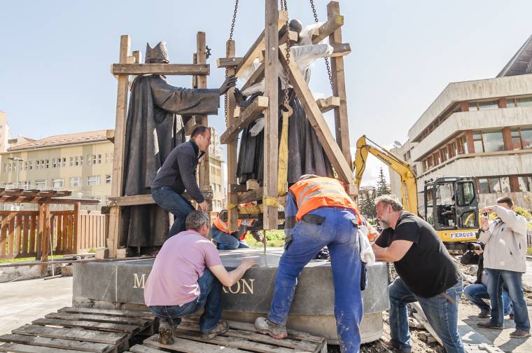 A helyére került a Márton Áron-szoborcsoport