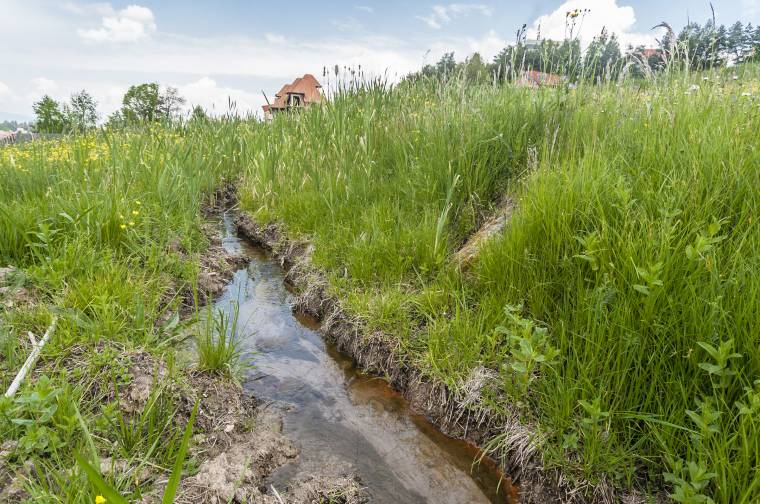 Évek óta folyik az ivóvíz, nem találják a csőtörés helyét