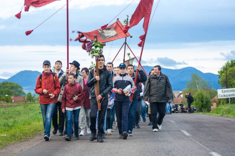 Úton a keresztalják a csíksomlyói búcsúra