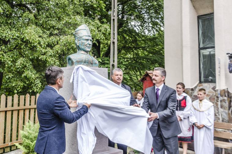 Márton Áron-szobrot avattak Tusnádfürdőn