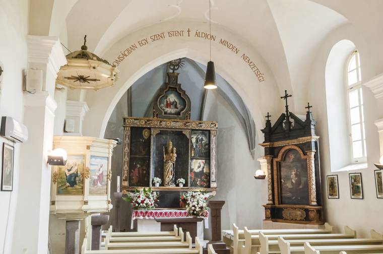 Restaurálták a csíkzsögödi templom oltárait – búcsún áldják meg