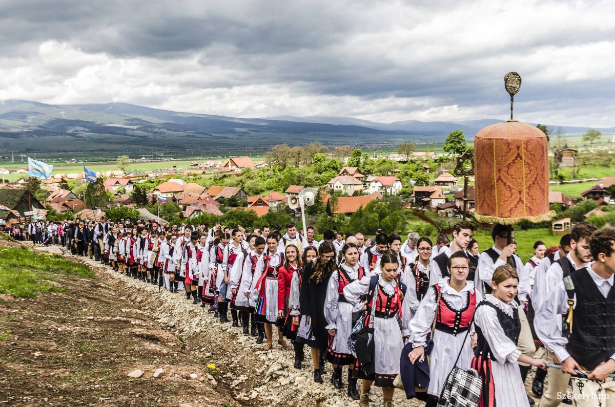 Útban a csíksomlyói búcsúba. Vajon jövőre a hívekkel tart a pápa? Archív •  Fotó: Gecse Noémi