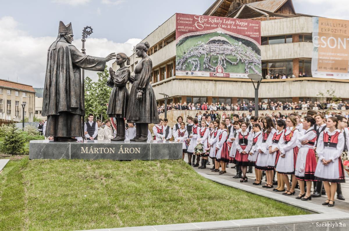 Ezrek jelenlétében áldották meg a Márton Áron-szoborkompozíciót 2016-ban Csíkszeredában &bullet;  Fotó: Gecse Noémi
