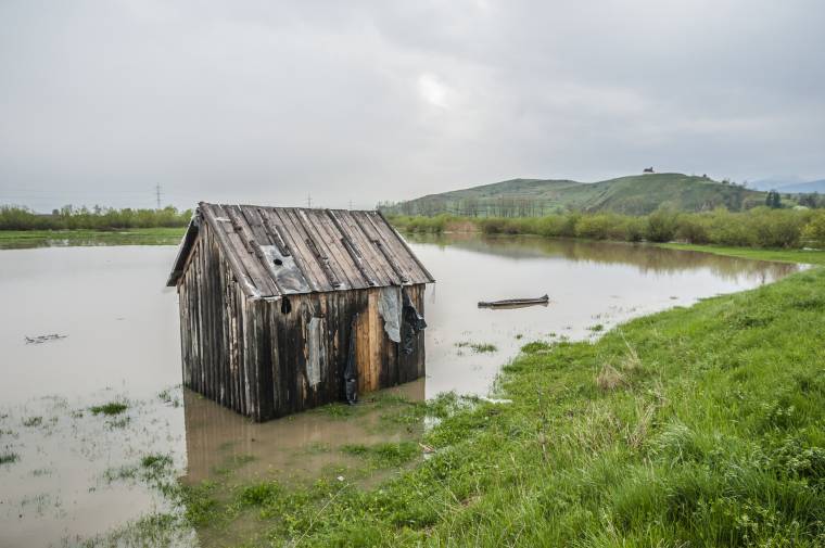 Kilépett a medréből az Olt – földeket, udvarokat áztatott el