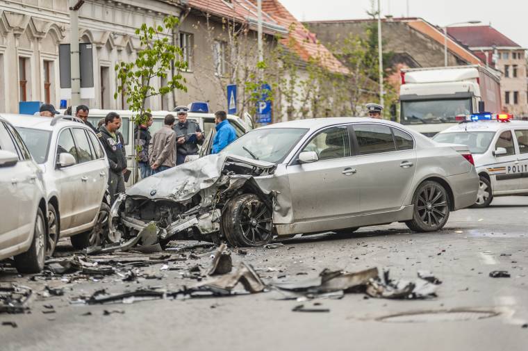 Négy autó rongálódott meg, három sérültet kórházba vittek