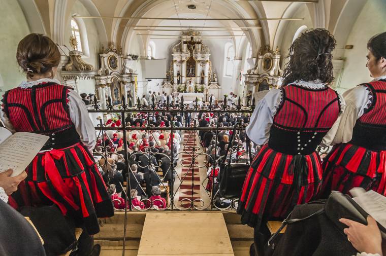 Kórusok énekei csendülnek fel a csíkszenttamási plébániatemplomban