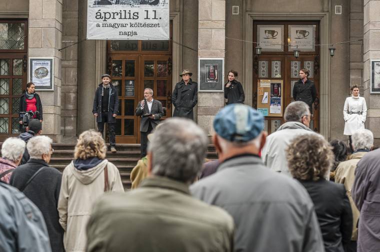 Versnapi városköszöntő a színház lépcsőin