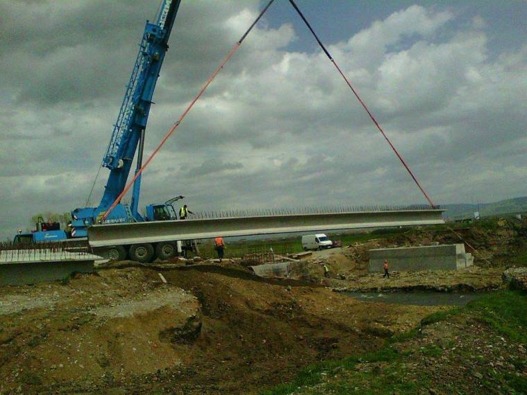 Helyükön az Olt-híd betongerendái