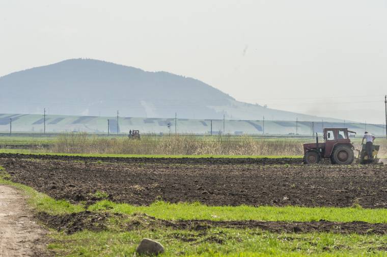 Ültetnek, vetnek, tárcsáznak a Hargita megyei mezőkön