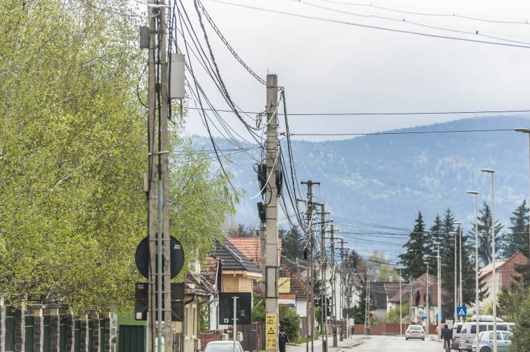 Földbe helyezik a vezetékeket a csíkszeredai Szék útján