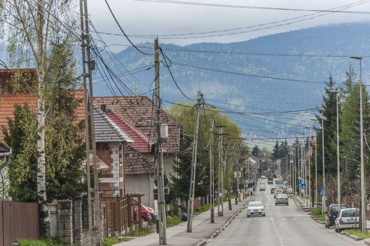 Föld alá kerülnek a villanyvezetékek Csíksomlyó főutcáján