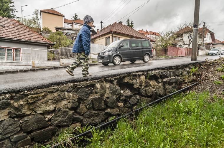 A járdáról lelépve esést kockáztat a gyalogos