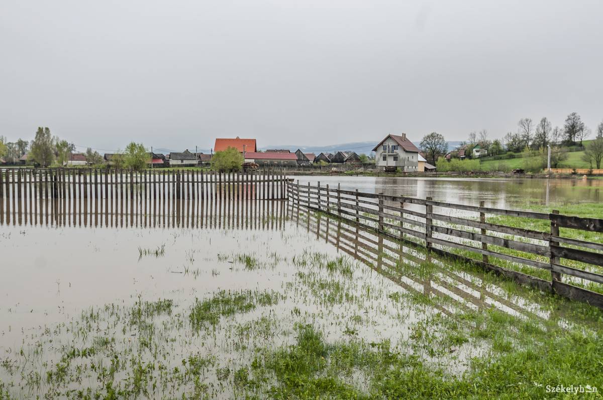 Kiléphetnek a folyók, patakok a medrükből &bullet;  Fotó: Veres Nándor