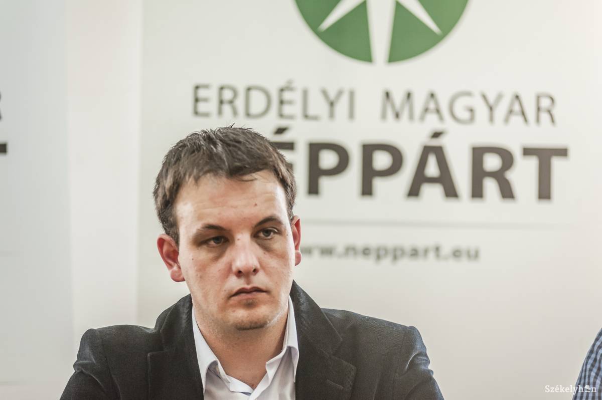 Tőke Ervin arra kéri az érdeklődőket, vigyenek magukkal székely zászlót a tüntetésre &bullet;  Fotó: Veres Nándor