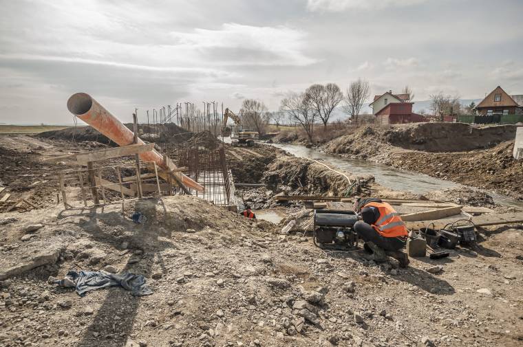 Folytatják az építkezést Csicsóban